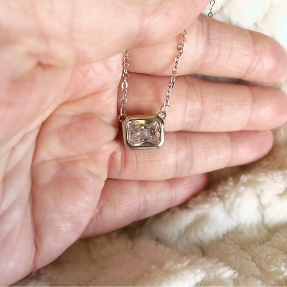 Elegant Silver Necklace with Clear Gemstone - Picture 4 of 9